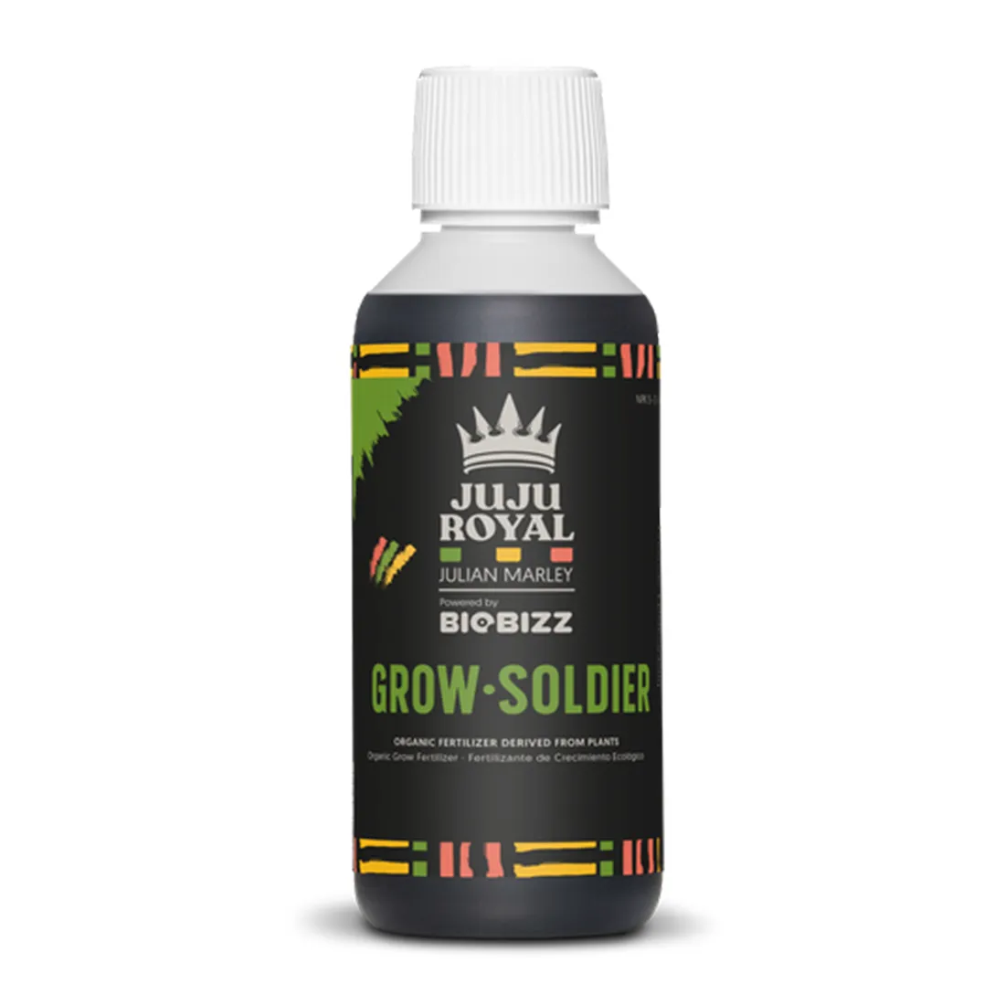 En klar, gennemsigtig flaske rummer en mørkegrøn væske. Flasken har en enkel, cylindrisk form med en smal hals og en sort, skruehætte. Etiket med farverig grafisk tekst pryder flaskens front, hvor navnet "Juju Royal Grow" er fremtrædende. Baggrundsfarven på etiketten er lys, og der er en illustration af planter og blade, der tilføjer et naturligt element.