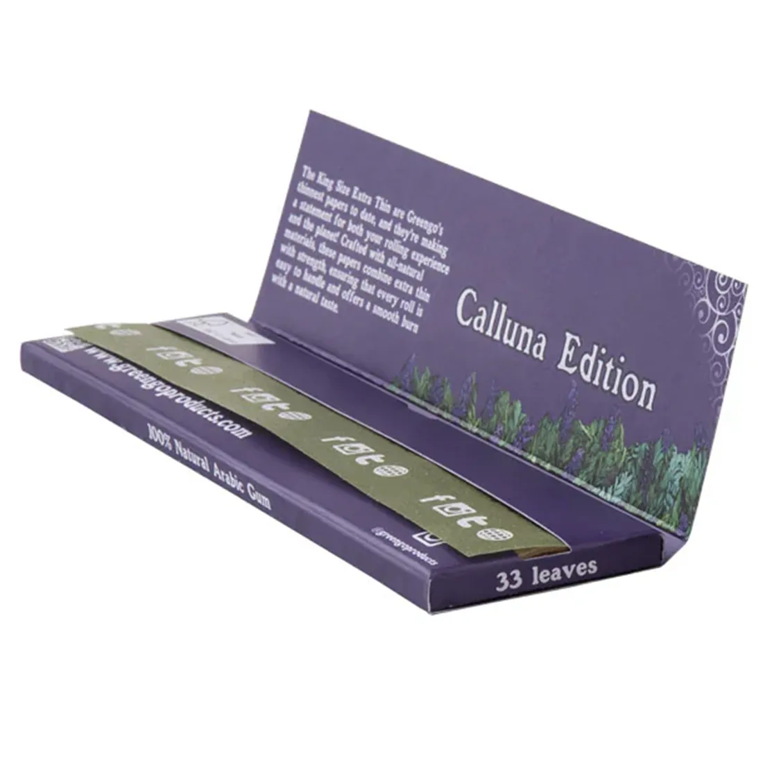 En stor, rektangulær madras pryder overfladen, beklædt med en blød, grå tekstil. Madrassen har en let quiltet struktur, hvor syninger danner et diskret mønster. Kanterne er forsynet med en mørkere grå pipingsyning, der fremhæver dens form. Overfladen er glat og indbydende, hvilket skaber en følelse af komfort og elegance.