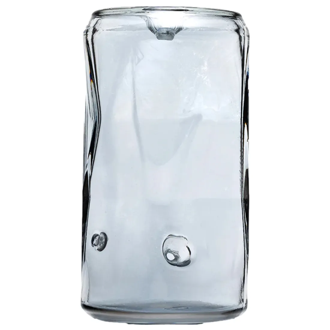 En krøllet rørformet genstand med en mat, grålig overflade pryder midten. Den har en slank, cylindrisk form, der er afsluttet med en bred åbning i toppen. Overfladen viser subtile teksturer og skygger, der skaber dybde. Røret har en let buet form, hvilket giver det et dynamisk udtryk. Kanterne er glatte, og der ses en lille fod, der stabiliserer det.