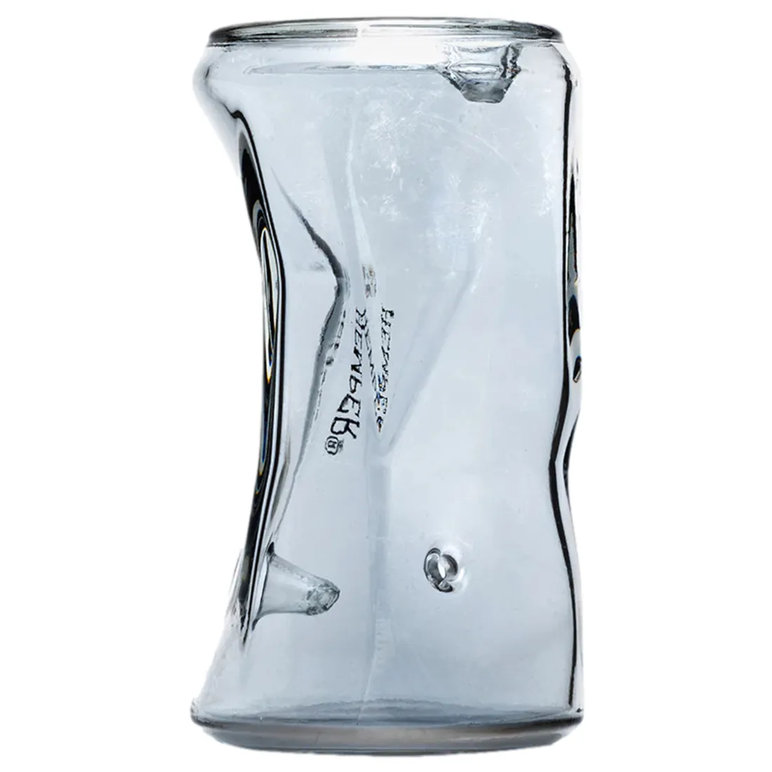 En rørformet genstand med en mat, mørkegrå overflade og en glat tekstur præsenterer sig. Den har en cylindrisk krop med en let buet form og en afrundet kant for enden. Øverst findes en lille åbning, mens bunden har en flad base. Der er en indgravering med et mønster, der tilføjer detalje og visuel interesse.