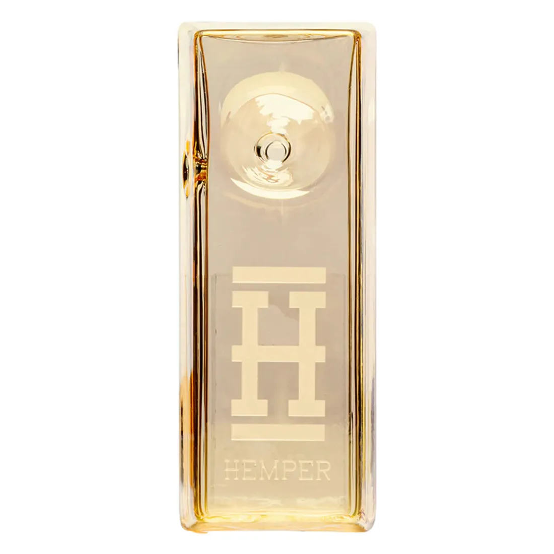 En rørformet genstand i metal med en glinsende, gylden overflade. Den har en slank, cylindrisk krop og en let buet form. Øverst er der en åbning til indtagelse, mens bunden har en lille, rund base. Overfladen har en glat tekstur, og der ses en subtil reflektion af lys, der fremhæver dens glans.