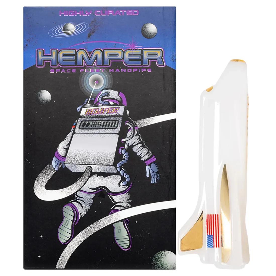 Rør af keramik præsenterer en glat, hvid overflade med subtile grå og brune nuancer, der skaber et naturligt udtryk. Formen er strømlinet med en lang hals og en bred bund. Et detaljeret, indgraveret mønster dekorerer overfladen, mens en metalring fungerer som en stabiliserende base. Røret har en funktionel munding og en indvendig skål til tobaksvarer.