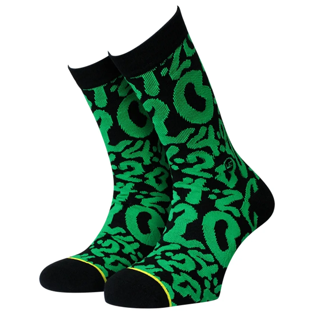 Crew-sokkerne er prydet med et farverigt mønster bestående af striber i nuancer af blå, rød og hvid. Materialet ser blødt og elastisk ud, hvilket antyder komfort. De har en ribbet top, der sikrer en tætsiddende pasform, og sokkerne er designet med en ensartet længde, der når op til anklen. Teksten på sokkerne fremstår tydeligt i kontrastfarver.