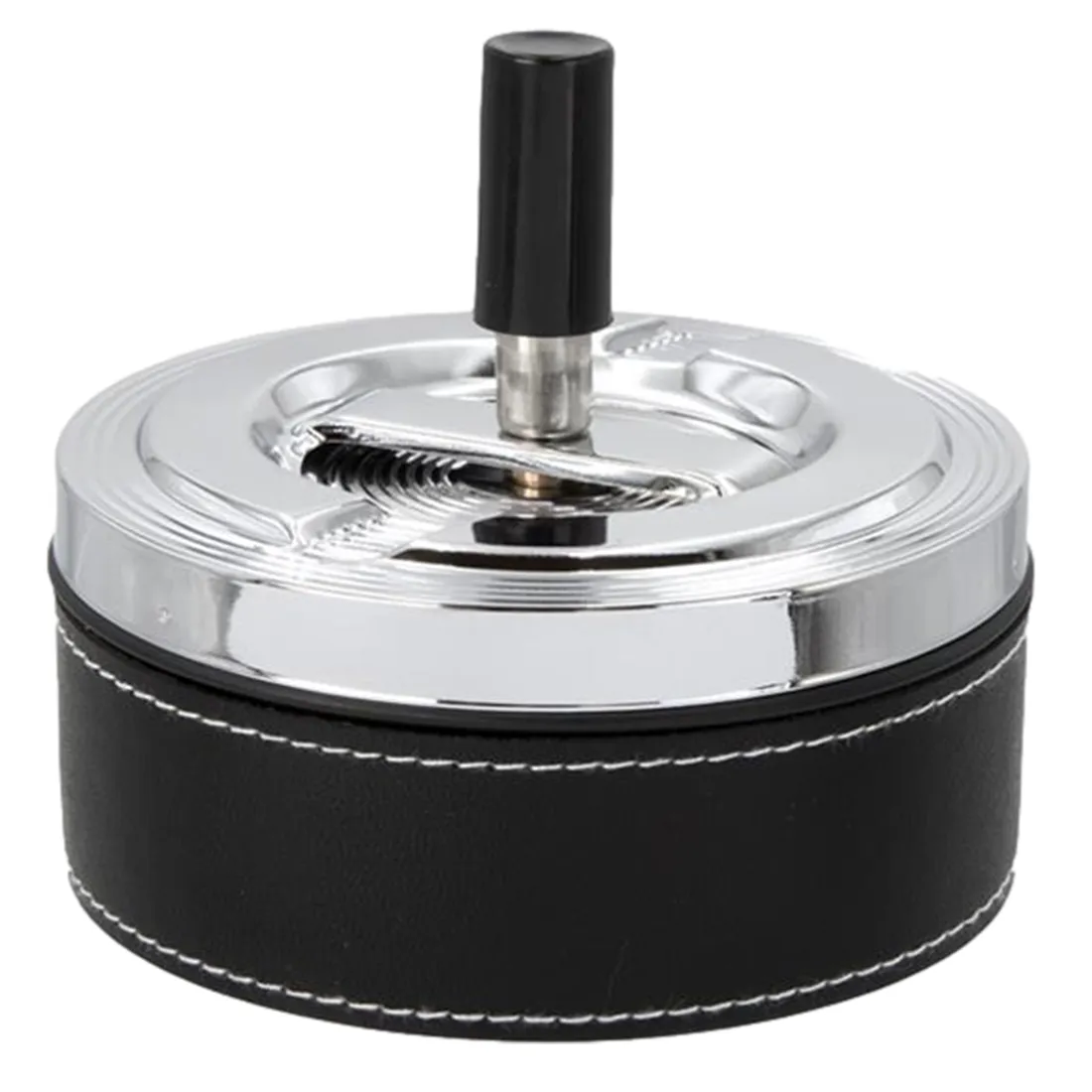 Askeholderen er fremstillet af læder i en dyb brun nuance, præget med en blød og glat tekstur. Den har en rund form med en let hævet kant, hvilket skaber en elegant finish. Indersiden er beklædt med en mørkere farve, og der er en subtil syning langs kanten. Det samlede design udstråler en enkel, men stilfuld æstetik.