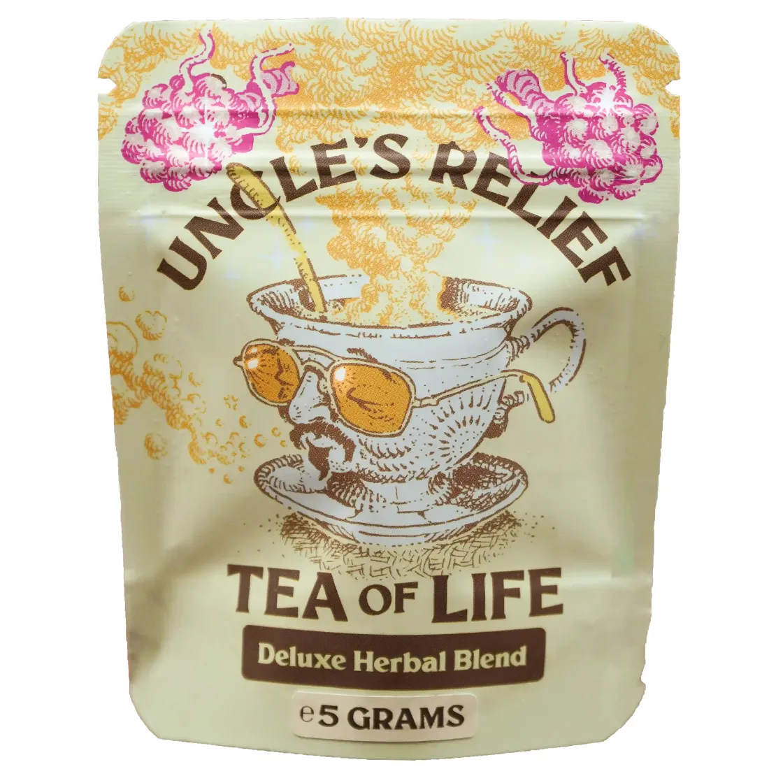 En elegant teæske i gyldent metal prydet med detaljerede mønstre. Låget har en let buet form og en skinnende overflade, der reflekterer lys. Æsken indeholder små, farverige teposer, hver med et unikt design og forskellige nuancer af grøn, rød og blå. Teksten "Tea of Life" er indgraveret i en stilfuld skrifttype, der tilføjer et raffineret udtryk.