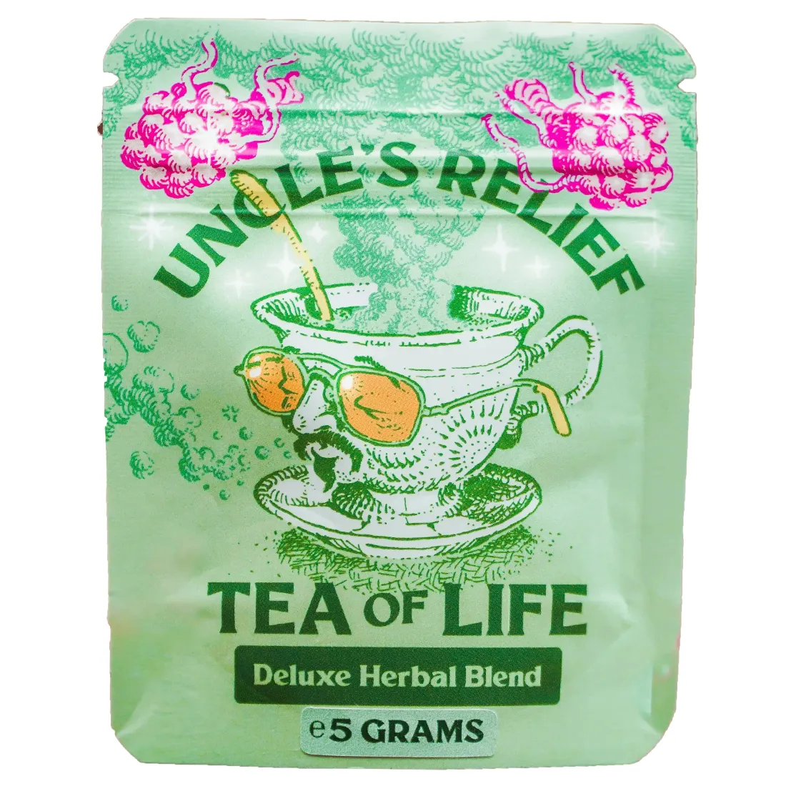 En tepose hænger fra en krus med en glat, hvid overflade, der har en let buet form. Kruset er fyldt med en klar, gylden væske. Teposen er lavet af gennemsigtigt materiale og indeholder grøn te med små grønne blade. Baggrunden er sløret i en blød, neutral farve, der ikke forstyrrer fokus på kruset og teen.