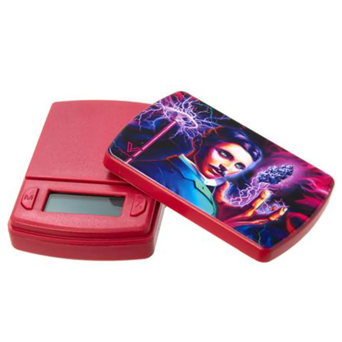 Skalaen præsenterer en sort metalramme med en stor, tydelig LCD-skærm, der viser tal i grønne og røde nuancer. Knappen til nulstilling er placeret på fronten, mens en beskyttende gummipude dækker bunden. En etikette med specifikationer er synlig, og der er tydelige markeringer for vægt i gram. Designet er enkelt og funktionelt.