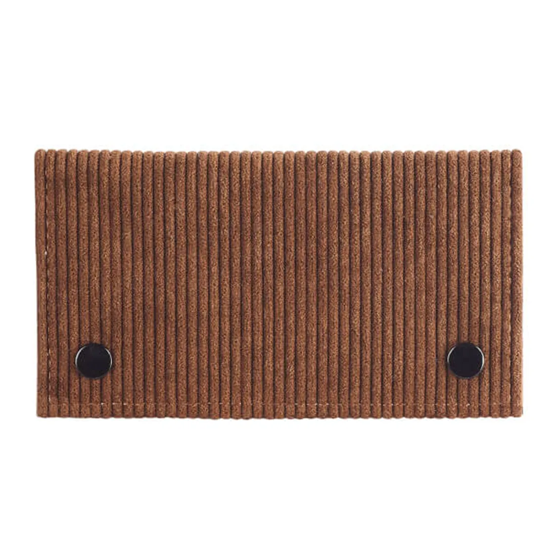 En brun tobakspung i fløjl præsenteres med en blød og tekstureret overflade. Pungen har en rektangulær form og er forsynet med en lynlås i metal, der strækker sig langs toppen. Indersiden er foret med en lysere farve, hvilket giver kontrast til det mørkere ydre. Pungen har en minimalistisk, elegant stil uden synlige logoer eller dekorationer.