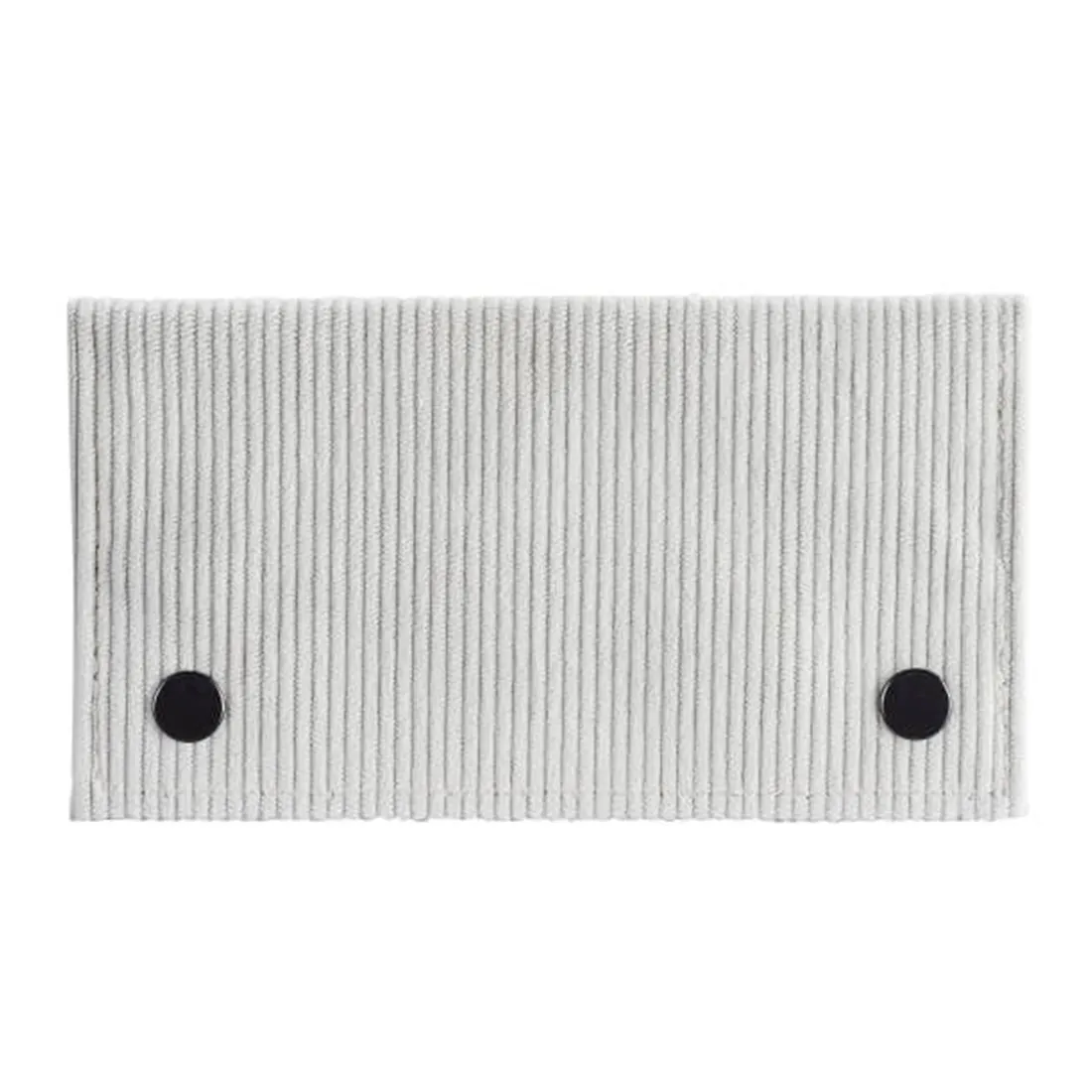 Tobakspungen er fremstillet af hvid fløjl, der har en blød og børstet tekstur, hvilket giver en luksuriøs følelse. Den har en rektangulær form med afrundede kanter og en diskret, synlig lynlås i en metalfinish. Indvendigt er pungen foret med et ensfarvet stof, der matcher den ydre fløjlsstruktur, og der ses ingen synlige logos eller dekorationer.