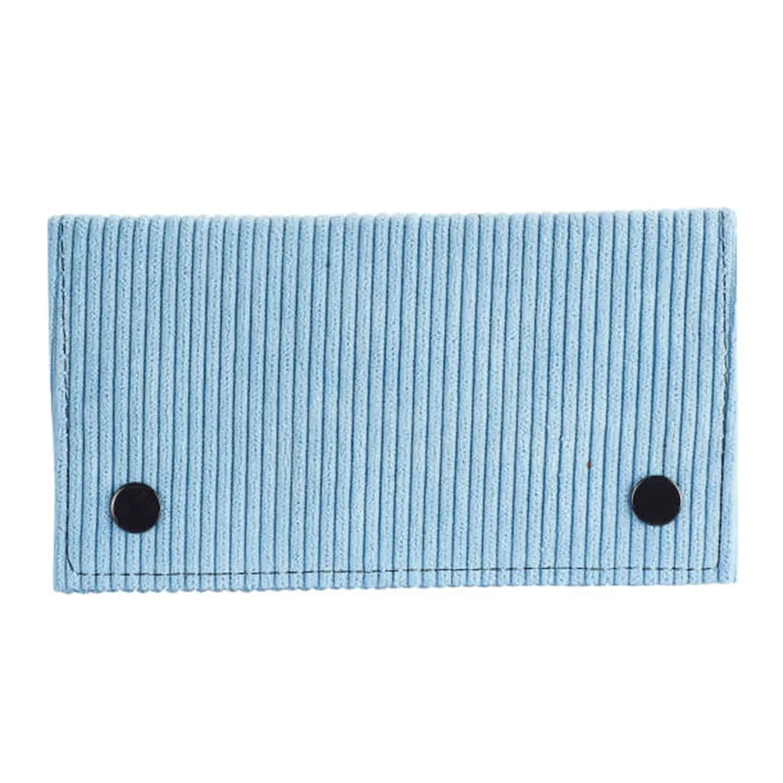 Et tobaks pouch i lyseblå fløjl præsenterer sig med en blød og tekstureret overflade. Tasken har en rektangulær form med afrundede hjørner og lukkes med en metaltrykknap. Indvendigt er der en glat, mørkere foring, der kontrasterer med den ydre fløjlsstruktur. Tasken er elegant og minimalistisk i sit design.