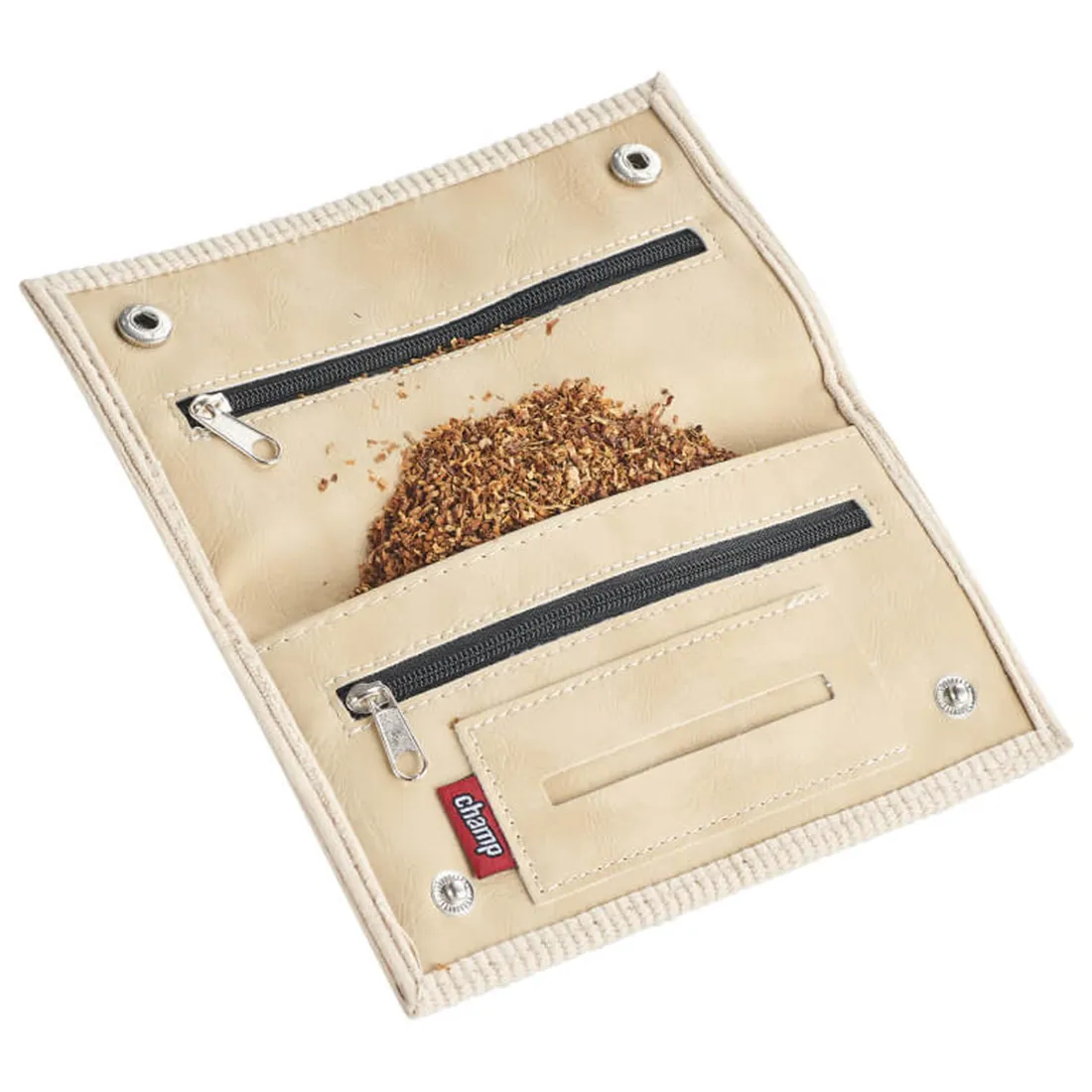 En tobakspung i fløjlsmateriale præsenterer sig i en dyb tobaksfarve. Overfladen har en blød, let glansfuld tekstur, der fremhæver de fine strukturer i fløjlen. Pungen har en enkel, rektangulær form med en lynlås, der er placeret langs toppen. Indersiden er sandsynligvis foret for at beskytte indholdet, mens den ydre kant er syet med en diskret, ensfarvet tråd.