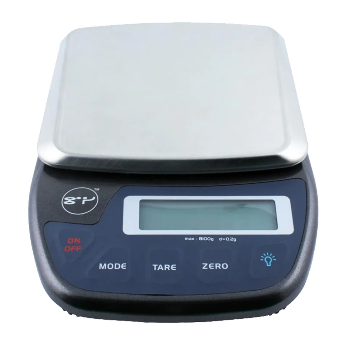 En slank, sort scooter med en mat overflade og en minimalistisk designlinje pryder synsfeltet. Styret er udstyret med sorte håndtag og en simpel kontrolenhed med knapper. Hjulene er store med en sort fælg og en slidstærk gummibelægning. Underlaget er glat og ensartet, hvilket fremhæver scooteren som et stilrent transportmiddel.