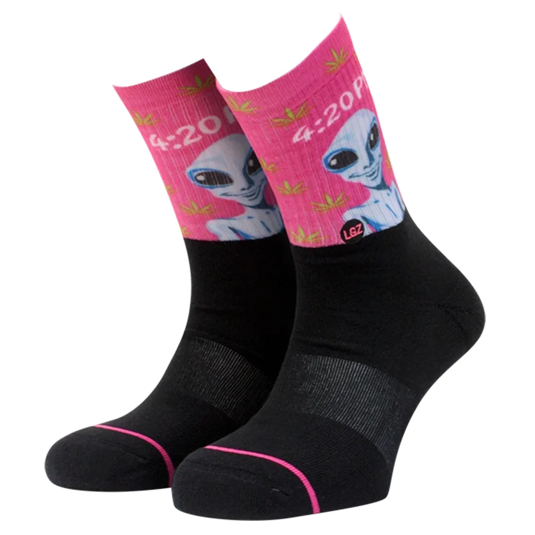 Crew sokker prydet med et farverigt alien-tema. Mønsteret inkluderer grønne og lilla aliens, som står i kontrast til den sorte baggrund. Sokkerne er fremstillet af blød, strækbar tekstil med en glat overflade og ribbet kant. De har en klassisk sokkeform, der slutter over anklen, hvilket giver en komfortabel pasform.