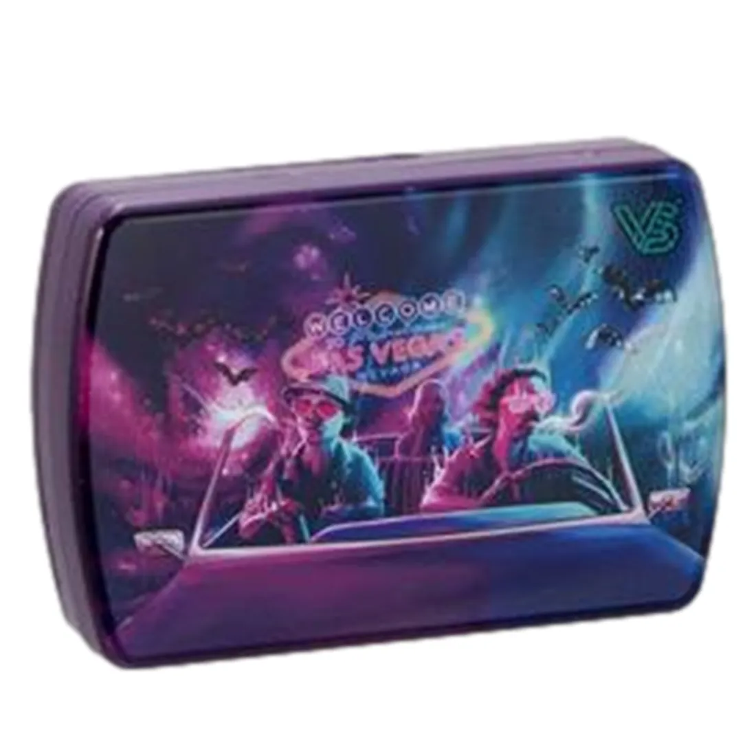 En sort og hvid bat med et aerodynamisk design pryder overfladen. Den har en glat, skinnende finish, der reflekterer lys. Håndtaget er dækket af en struktureret gummi, der sikrer et godt greb. Der er synlige sømme og detaljerede mønstre langs batets krop, som tilføjer dybde og karakter til det strømlinede udseende.