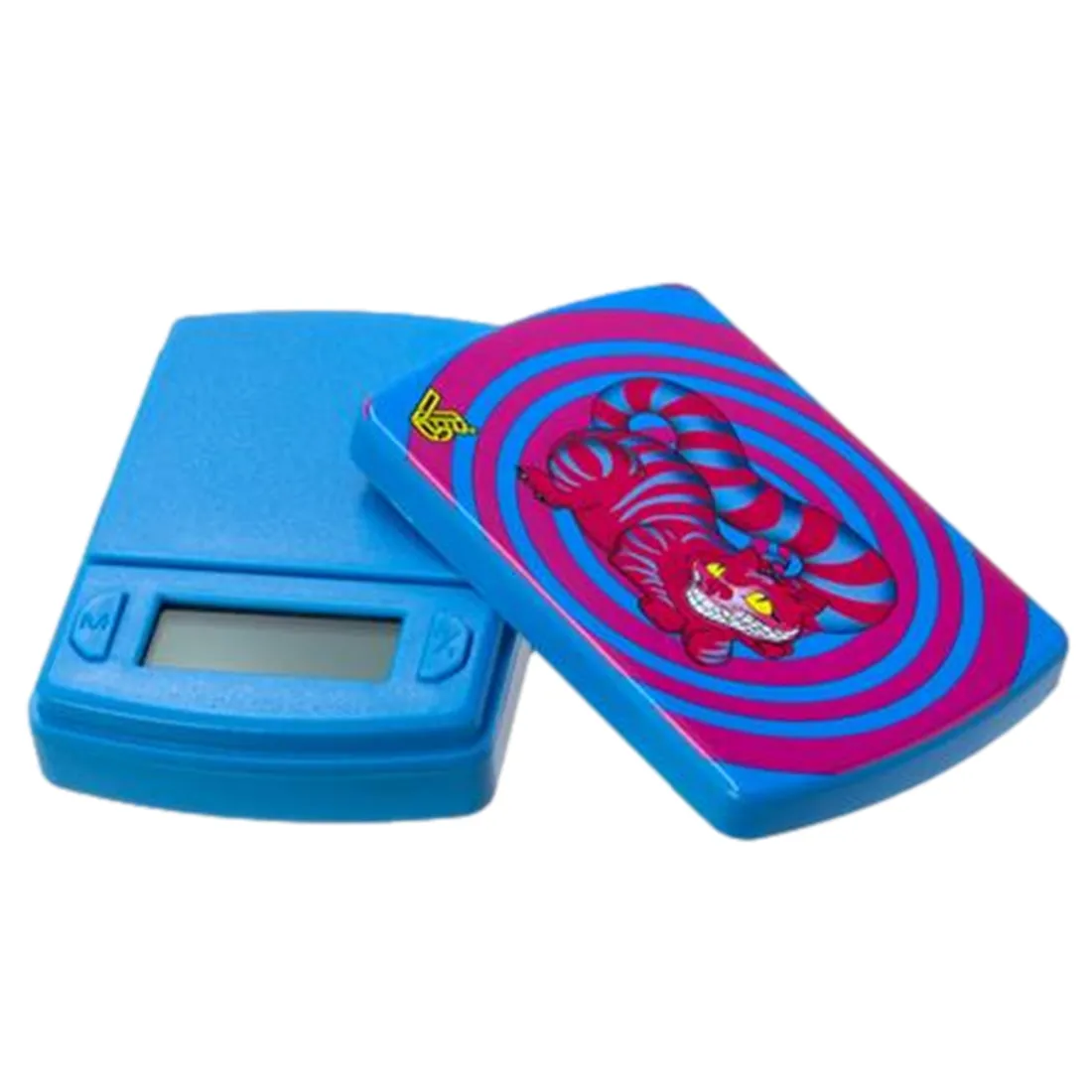 En sort og hvid skala med en digital skærm pryder toppen, hvor tal vises tydeligt. Den har en firkantet form med afrundede kanter og en glat, blank overflade. Under skærmen findes der to knapper, som er let hævede og rundede. En stribe gummi langs bunden sikrer stabilitet, mens en lille logo placeringens tydelighed tilføjer et stilrent udtryk.