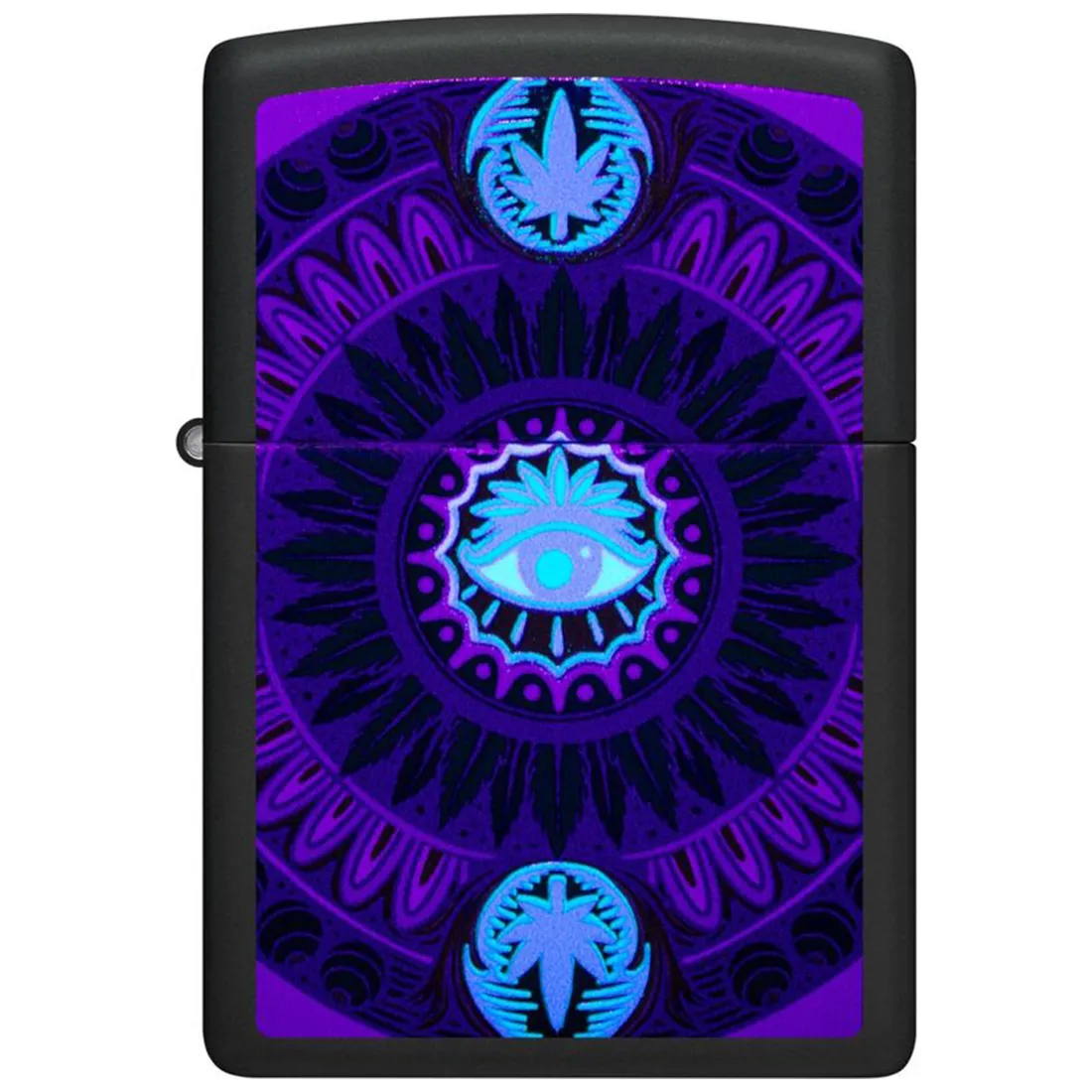 En lighter prydet med et farverigt design. Baggrunden er sort med et mønster af grønne og gule cannabisblade, der strækker sig over hele overfladen. I midten ses et stort, stiliseret øje med en lysere grøn iris og en mørk pupil. Overfladen har en glat, metallisk finish, der skaber refleksioner af lys.