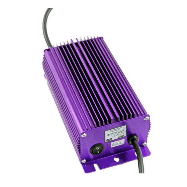 En rektangulær enhed med en metaloverflade prydet af en mat sort finish. Foran er der flere runde ventilationshuller og en stor, central knap med en lys indikator. På siden er der tydelige indgraveringer af tekniske specifikationer og eltilslutning. Enheden har en kompakt og robust form, designet til at være funktionel og holdbar.