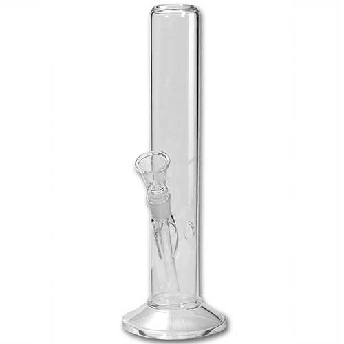 Cylinderformet bong i klart glas, præget af en glat overflade med en let buet form. Øverste del afsluttes med en bred åbning, mens bunden har en stabil, rund fod. En slids i siden til en metalrør med en lille skål er synlig. Ingen logoer eller dekorationer pryder overfladen, hvilket giver et minimalistisk udtryk.