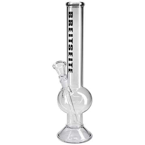 Kammerbong i klart glas med en højde på 40 cm. Den har en cylindrisk form, der gradvist udvider sig mod toppen, og en bred, flad bund, der giver stabilitet. Glasoverfladen er glat og blank, hvilket skaber en refleksion af lys. Der er en rørformet udgang, der er integreret i bunden, og en smal åbning øverst.