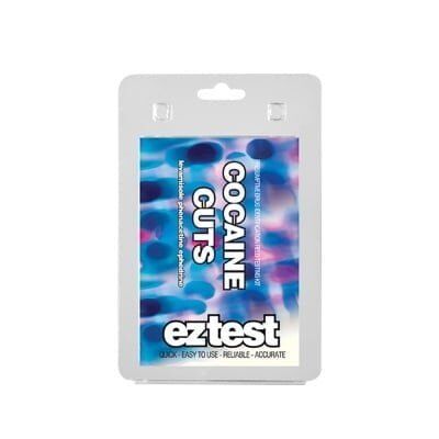 EZ-Test Cocaine Cuts Pack præsenterer en sort og hvid emballage med farverige, grafiske elementer. Pakken indeholder små, farverige poser med forskellige nuancer som blå, rød, grøn og gul. Hver pose har en tydelig, letlæselig tekst, der angiver indholdet. Materialet ser ud til at være plastisk med en glat overflade, der giver en moderne fremtoning.