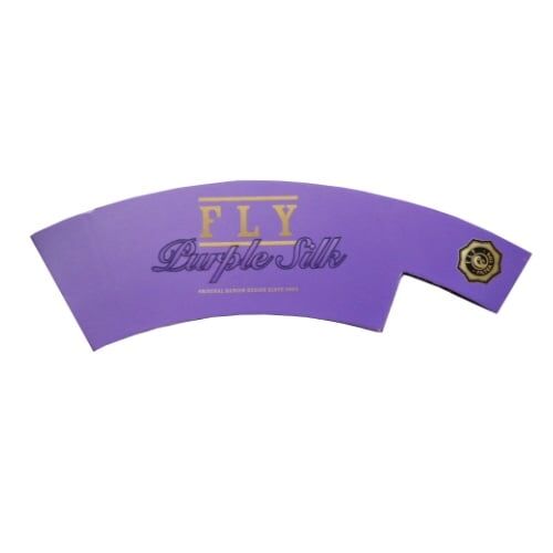 Et halvcirkelformet, bredt lille emballage af FLY Purple Silk rullepapir med FLY - Purple Silk Filtertips og et guld og sort logo i hjørnet.