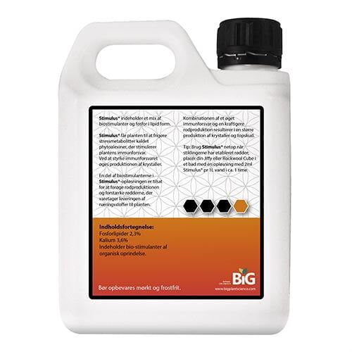 En beholder med en mat, grønlig-blå overflade prydes af hvid tekst, der angiver produktnavn og anvendelse. Nederst findes detaljerede oplysninger om indholdet i små, sorte skrifttyper. Baggrunden har en let struktur, og der er små ikoner, der repræsenterer ingredienser, samt et strekkodeområde. Låget er fladt med en let hævet kant.