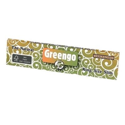 Greengo - King Size Slim rullepapiret kommer i emballage prydet med grønne og orange farver, fremhævet af dekorative hvide mønstre.