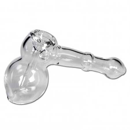 En gennemsigtig bong med en slank, buet form og en bred base. Den har en klar glasoverflade, der reflekterer lys og skaber glitrende effekter. Øverst er der en afrundet mundstykke, og indvendigt ses en perkolator med små huller, der sikrer filtration. Den har en lille, integreret skål til tobaksprodukter, som er placeret på siden.