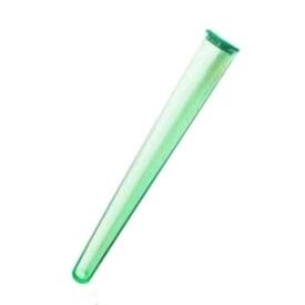 En stor joint holder i gennemsigtigt akryl pryder overfladen med sin glatte, klare tekstur. Den har en cylindrisk form med en åbning i den ene ende og en lukket ende, der skaber en elegant og minimalistisk silhuet. Indersiden viser en fin, glinsende finish, mens overfladen er fri for synlige mærker eller imperfektioner.