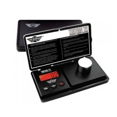 En digital vægt præsenteres med en flad, rektangulær platform i rustfrit stål, der har en glat overflade. Displayet er digitalt med klare, sorte tal på en lys baggrund, der viser vægtmålinger. Vægten har en kompakt størrelse og er udstyret med knapper til nulstilling og enhedsskift. Kanten er afrundet, hvilket giver et strømlinet udtryk.