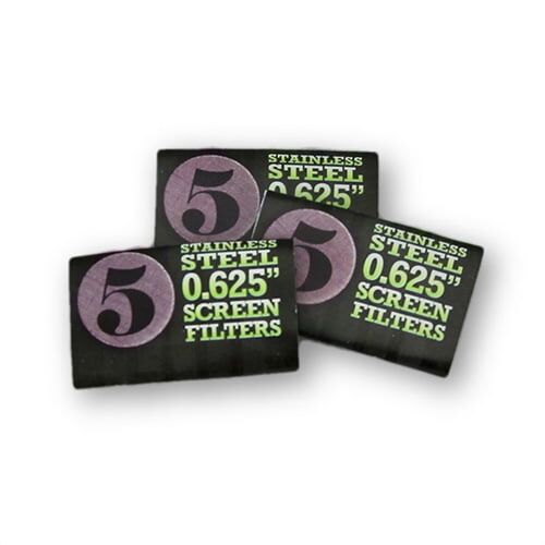 Et sæt af rustfri stålfelter præsenterer sig med en glat, reflekterende overflade. Filtrene har en cylindrisk form med perforerede mønstre, der skaber små, regelmæssige huller, hvilket giver en ensartet struktur. De er placeret på en lys, neutral baggrund, der fremhæver det polerede metal og de skarpe kanter, der giver et industrielt udtryk.