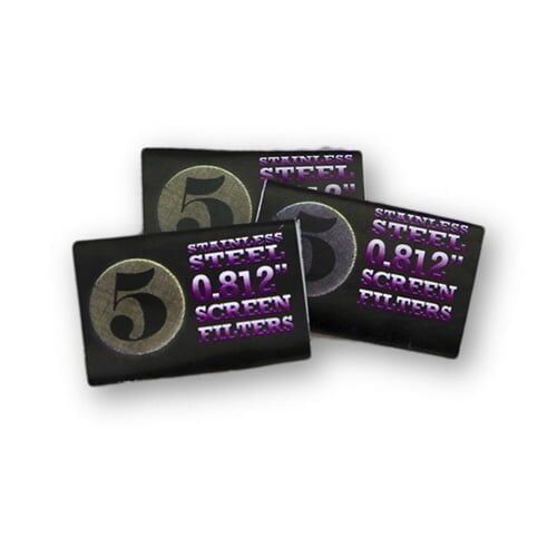 Et sæt af rustfrit stål filtre præsenterer sig med en glat, skinnende overflade. Filtrene har en rund form med en finmasket struktur, der sikrer optimal filtrering. Håndtagene er flankeret af en let buet kant, hvilket giver et ergonomisk greb. Overfladen reflekterer lys og fremhæver de polerede detaljer, der bidrager til et moderne udtryk.