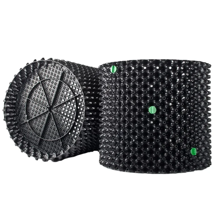 En stor, cylindrisk potte med en kapacitet på 38 liter præsenterer sig i en mørkegrå farve. Overfladen har en let struktureret tekstur, der giver en mat finish. Potten har et bredt åbent top, der skaber en generøs plads til plantevækst. Der er flere ventilationshuller i bunden, der sikrer god dræning og luftcirkulation.