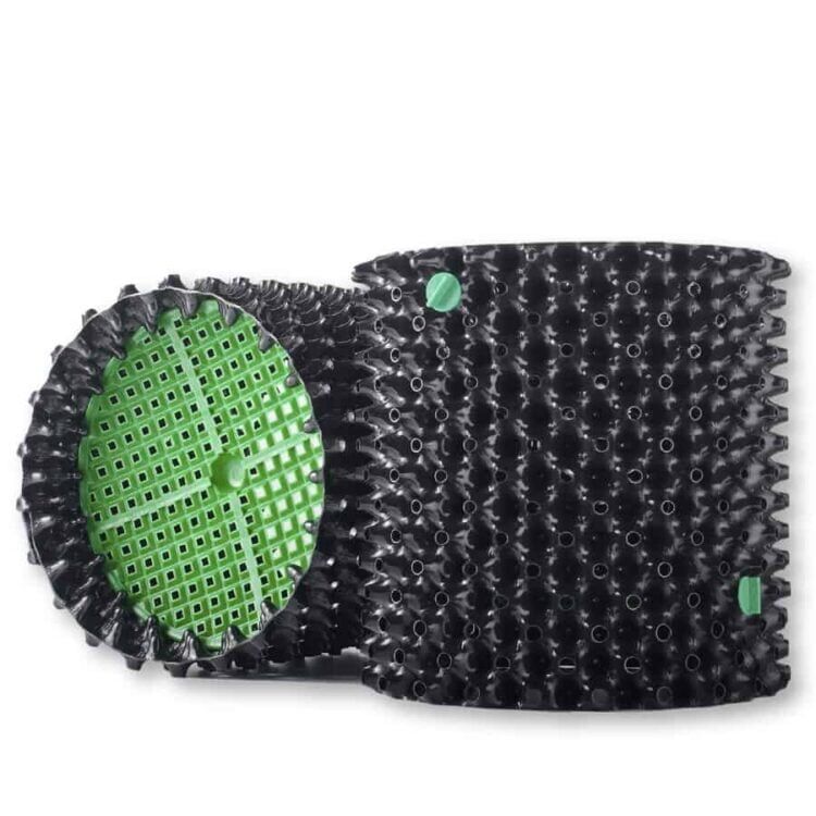 En rund, sort potte i plast med en kapacitet på 12,5 liter pryder oversiden. Potten har en let tekstureret overflade med ventilationshuller placeret symmetrisk langs siderne, hvilket giver en god luftcirkulation. Den er solidt konstrueret med en let buet form, der giver stabilitet. Øverste kant er glat og ensartet, hvilket sikrer et stilrent udtryk.