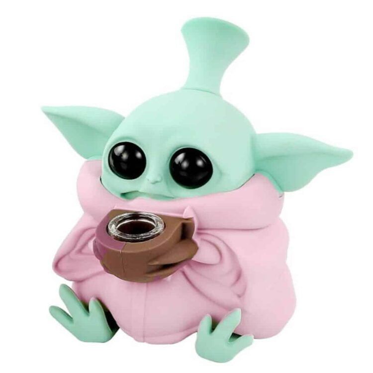 En pink silikonebong med en højde på 13 cm præsenterer en glat og fleksibel overflade. Den har en slank, cylindrisk form med en bredere bund for stabilitet. Der er en gennemsigtig skål i toppen, som er fastgjort med et metalrør, der strækker sig ned i bongens krop. Farven er intens og ensartet uden mønstre.