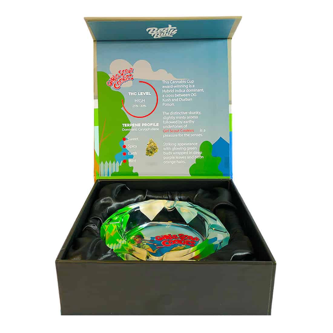 En klar, glat krystalaskebæger med en dyb, rund form. Overfladen reflekterer lys og viser fine detaljer, der skaber en glitrende effekt. Askebægeret har en lav kant og en indvendig skål, der er designet til at holde aske. Det er prydet med et indgraveret mønster, der tilføjer en subtil elegance. Farven er gennemsigtig, hvilket giver en klassisk og tidløs æstetik.