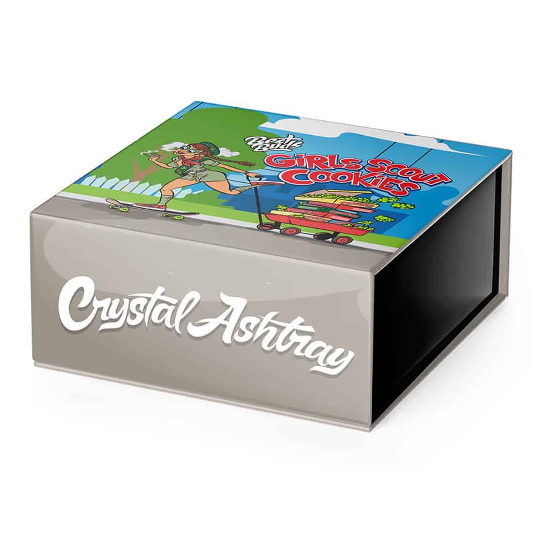 En klar, glasagtig askeskål med en let bølget kant præsenterer sig med et detaljeret, indgraveret mønster af en cannabisplante. Den glatte overflade reflekterer lyset, hvilket skaber en glinsende effekt. Askeskålen har en rund form og en dybde, der gør den velegnet til opbevaring. Mønstret tilføjer en dekorativ dimension til det funktionelle objekt.