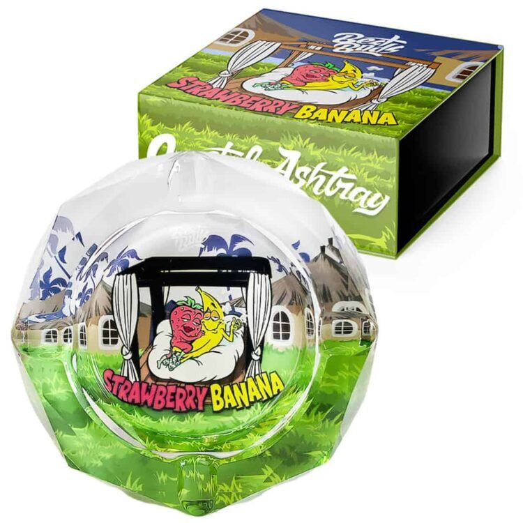 En krystalaskebæger med en klar, glat overflade præsenterer sig med en dyb skålform. Den har en lys, frugtagtig farve, der skifter fra gul til lyserød, hvilket skaber et gradientmønster. Kanterne er let skrå og polerede, hvilket giver en elegant finish. Bægeret har en solid base, der sikrer stabilitet.