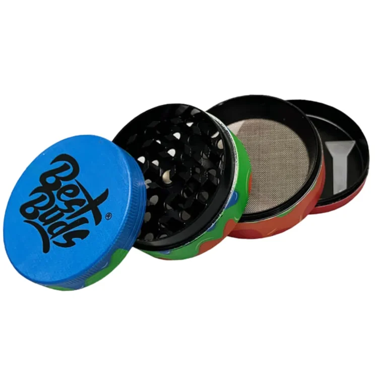 En lille, rund krydderkværn med en diameter på 50 mm. Overfladen er lavet af metal med en glat, reflekterende finish i en dyb blå farve. Kværnen har en tekstur med fine, indgraverede mønstre og en skarp tandet kant. Der er synlige knopper til at åbne og lukke kværnen, samt en transparent top, der afslører indholdet.