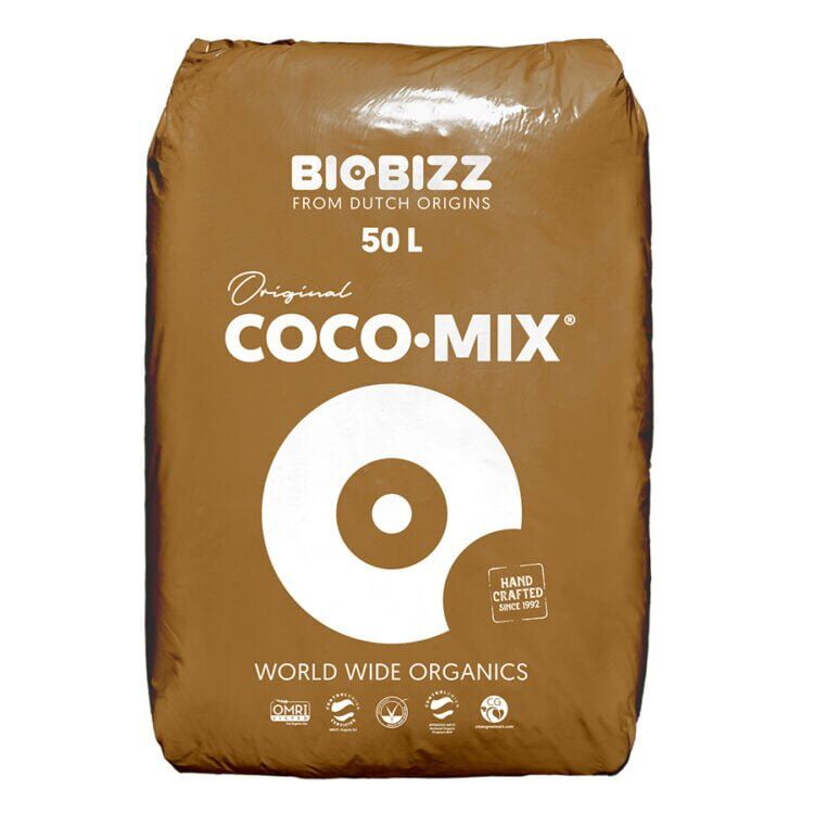 En kraftig, brun pose med sort og hvid tekst præsenterer produktet Biobizz Cocomix. Posens design inkluderer et grønt logo og en tydelig angivelse af indholdet, 50 liter. Overfladen er mat med en let struktur, og posens top er lukket med en stor fold. Baggrunden er neutral, hvilket fremhæver posens farver og detaljer.