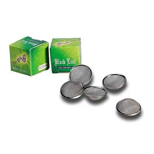 En sort skål fremstillet af rustfrit stål præsenterer en glat, reflekterende overflade. Den har en cirkulær form med en let buet kant, der giver en elegant silhuet. Indeni er skålen poleret, hvilket skaber en skarp kontrast til den matte yderside. Der er ingen synlige mærker eller dekorationer, hvilket understreger dens minimalistiske design.