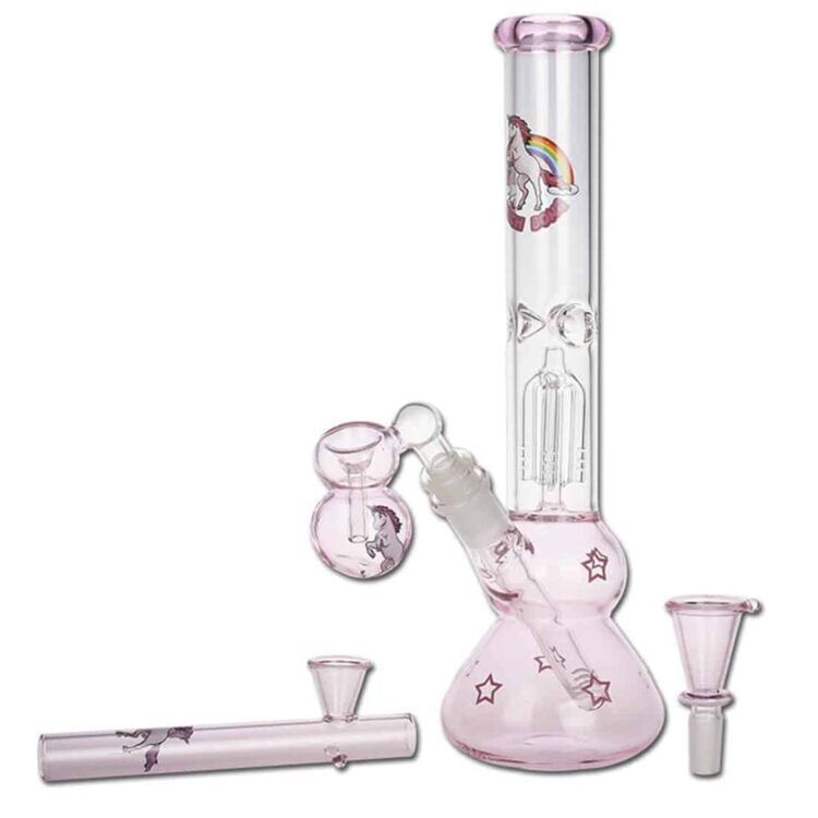 En sort bongsæt præsenteres med en glat, skinnende overflade. Bongen har en elegant, buet form og en bred bunde, hvilket giver stabilitet. Der er en gennemsigtig skål, der sidder ovenpå en slank rørformet del. Sættet omfatter en lille silikoneholder med en bladformet dekoration i grøn, der tilføjer kontrast til den sorte farve.