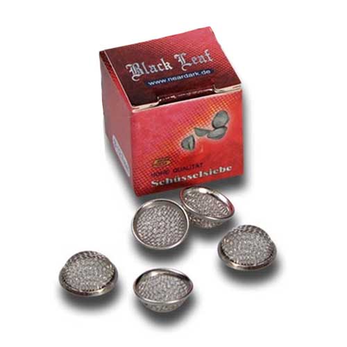 En skål med en organisk form, udført i rustfrit stål, præsenterer en dyb, mat sort overflade. Skålen har en blød, bølgende kant, der minder om en bladform. Den har en glat tekstur med subtile reflektioner, der fremhæver dens kurver. Diameteren er cirka 12,7 cm, og den står stabilt på en flad bund.