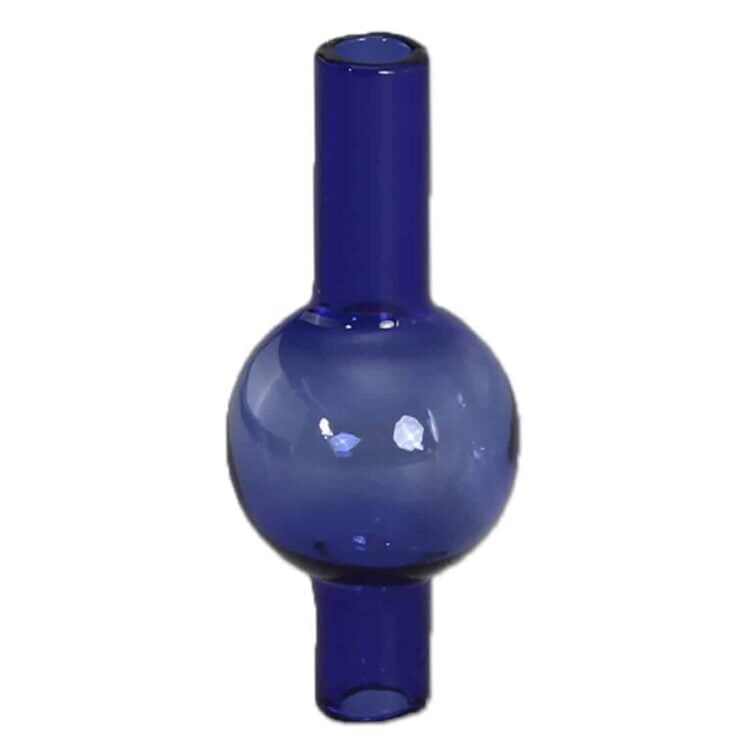 En sort carb cap i form af et blad præsenterer sig med en glat overflade og en dyb, glansfuld finish. Den har en bølget kant og en lille bobleformet hætte i blå farve, der tilføjer kontrast. Det samlede design er komplementeret af en tydelig tekstur, der skaber dybde, mens dimensionerne måler 21 mm.