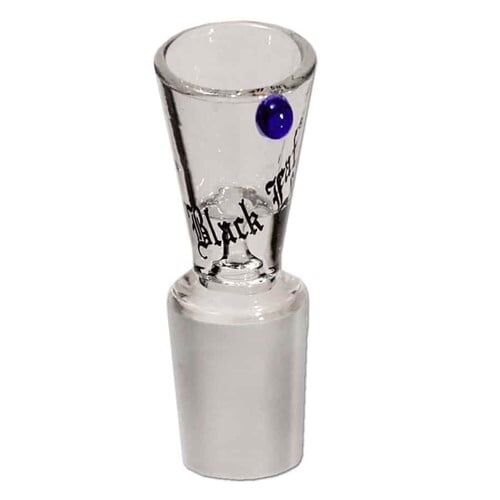 En konisk skål med en dyb sort farve præsenterer sig med en glat, blank overflade. Skålens form er elegant og strømlinet, med en bred åbning, der snævrer ind mod bunden. Indersiden har en subtil glans, mens den udvendige overflade er mat. Skålen står stabilt på en flad bund, der giver et minimalistisk udtryk.