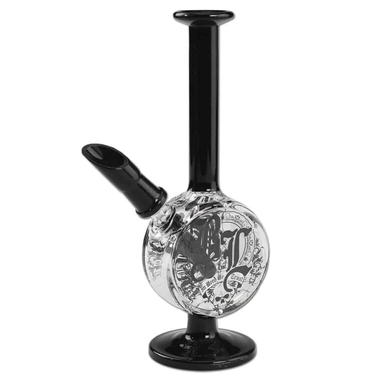 En sort dabber i metal pryder billedet, med en elegant form og en glat overflade. Den har en spids ende til præcis dosering og en bredere, flad ende. Mønstre af blade er indgraveret på skaftet, hvilket tilføjer tekstur. Baggrunden er neutral, hvilket fremhæver dabberens detaljer og finish.