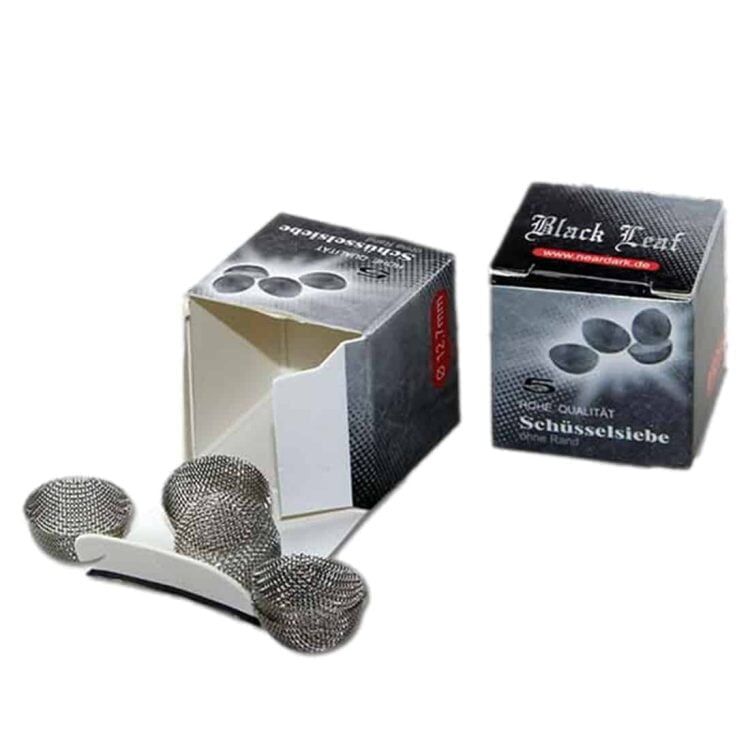 En konisk rist fremstillet af sort stål præsenterer en glat, mat overflade uden synlige kanter. Risten har en diameter på 12,7 mm og en ensartet, perforeret struktur med runde huller, der er jævnt fordelt. Den sorte farve giver et moderne udtryk, og den koniske form skaber en stilfuld og funktionel detalje i indretningen.