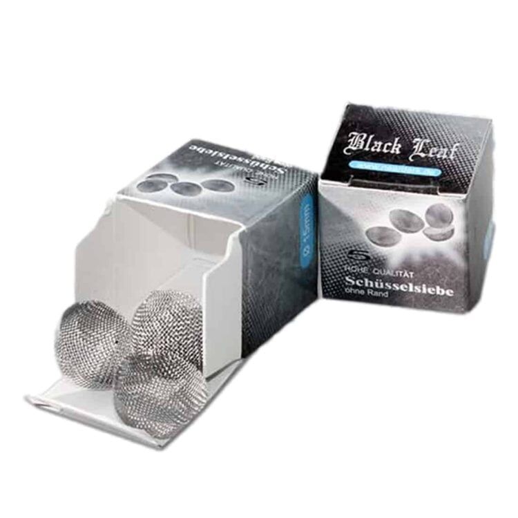 En konisk rist i sort stål med en tykkelse på 15 mm. Risten præsenterer et minimalistisk design uden kant, hvilket giver et strømlinet udseende. Overfladen er glat med en ensartet, mat finish. Mønstret består af små åbninger, der skaber en funktionel og dekorativ struktur. Ristens form er præcist konisk, hvilket sikrer en jævn overgang.