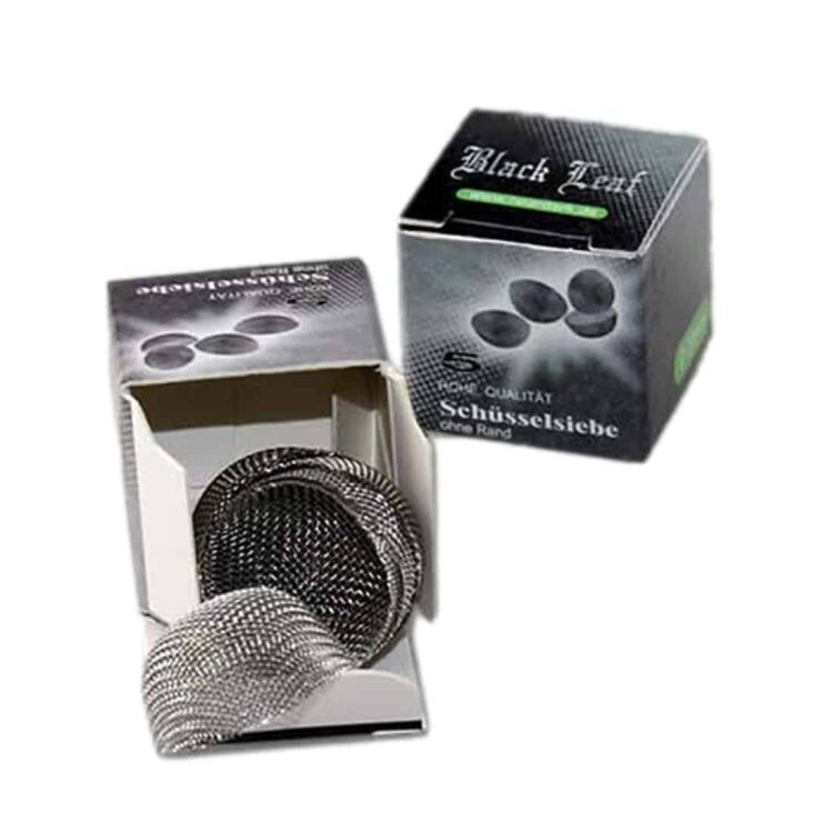 En konisk, sort stålrist med en diameter på 20 mm præsenterer sig med en glat overflade og skarpe kanter. Risten har et minimalistisk design uden kant, hvilket skaber en strømlinet æstetik. Den sorte farve giver en moderne fremtoning, mens den koniske form sikrer, at den kan integreres i forskellige miljøer og applikationer. Teksturen er ensartet og matte.