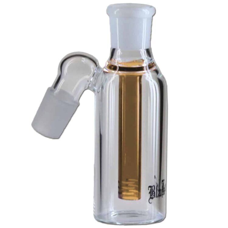 En sort bladformet pre-cooler er præsenteret med seks slidsede åbninger, der strækker sig over overfladen. Materialet fremstår glat og skinnende, med en dyb sort farve, der kontrasterer mod en klar, amberfarvet bund. Den enkle, men elegante form skaber et moderne udtryk, mens de præcise snit giver en visuel kompleksitet.